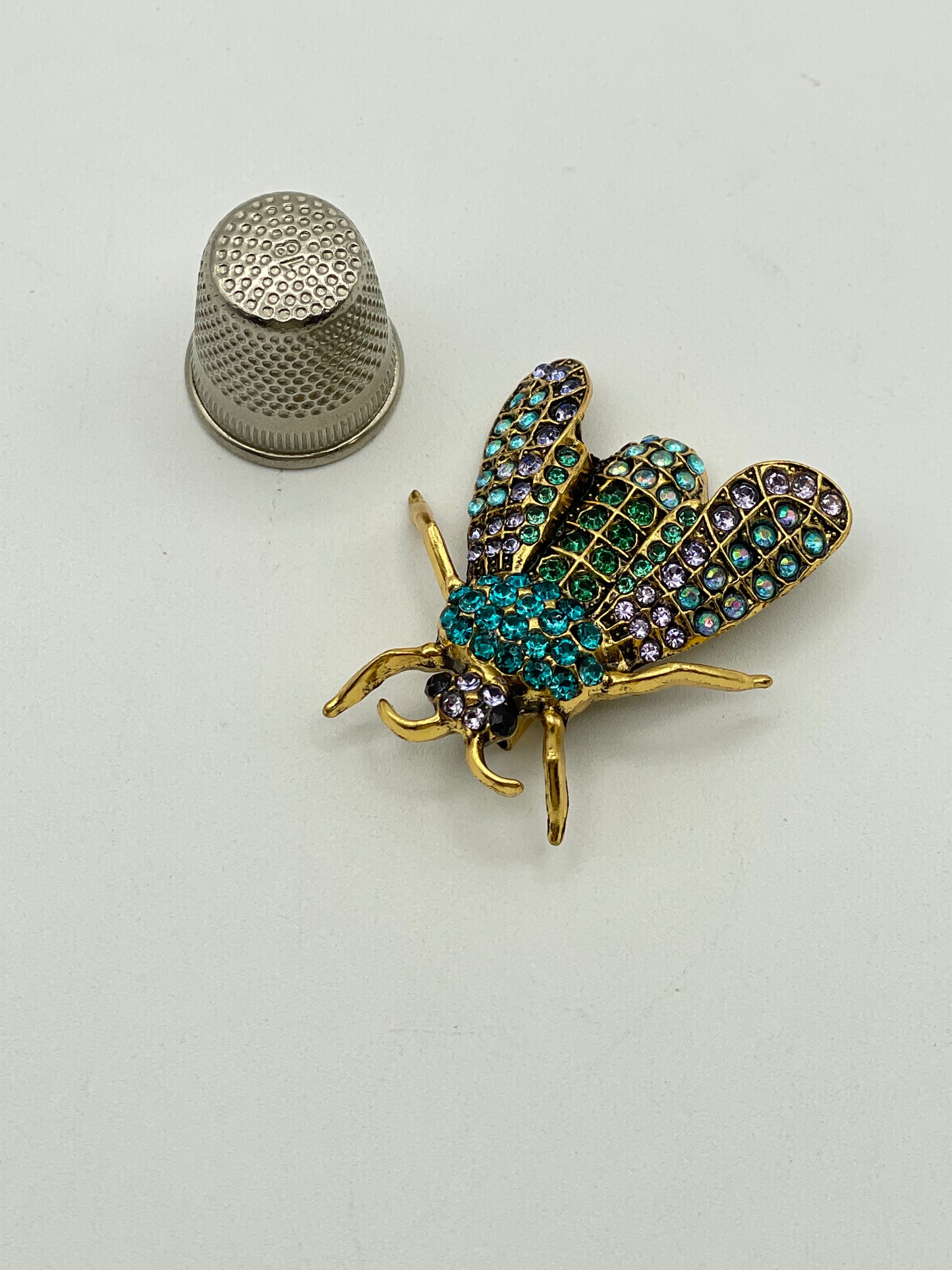 Broche de metal dorado y strass con forma de insecto