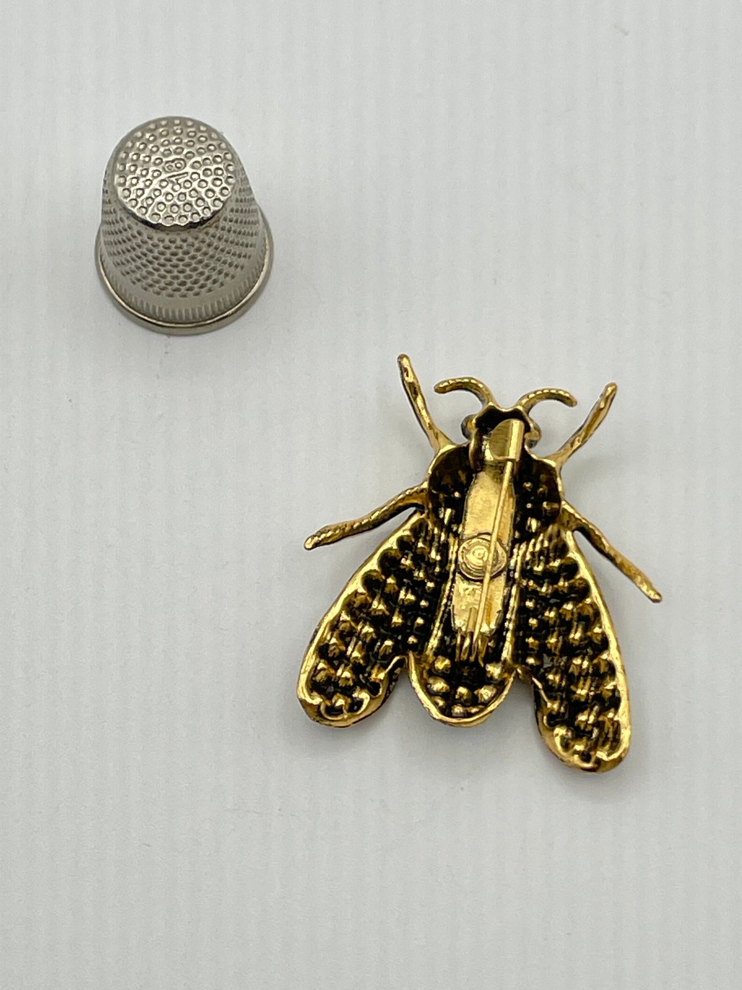 Broche de metal dorado y strass con forma de insecto