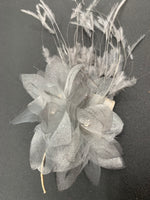 Flor de tela, plumas y strass color gris
