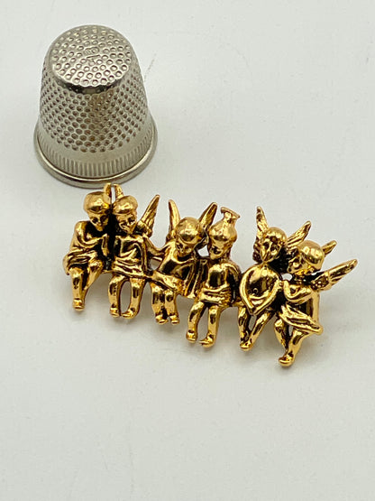 Broche de metal dorado con forma de ángeles