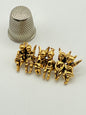 Broche de metal dorado con forma de ángeles