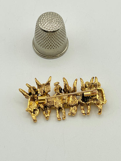 Broche de metal dorado con forma de ángeles