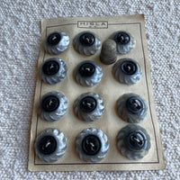 Cartón 12 botones antiguos, años 50 color gris y negro.