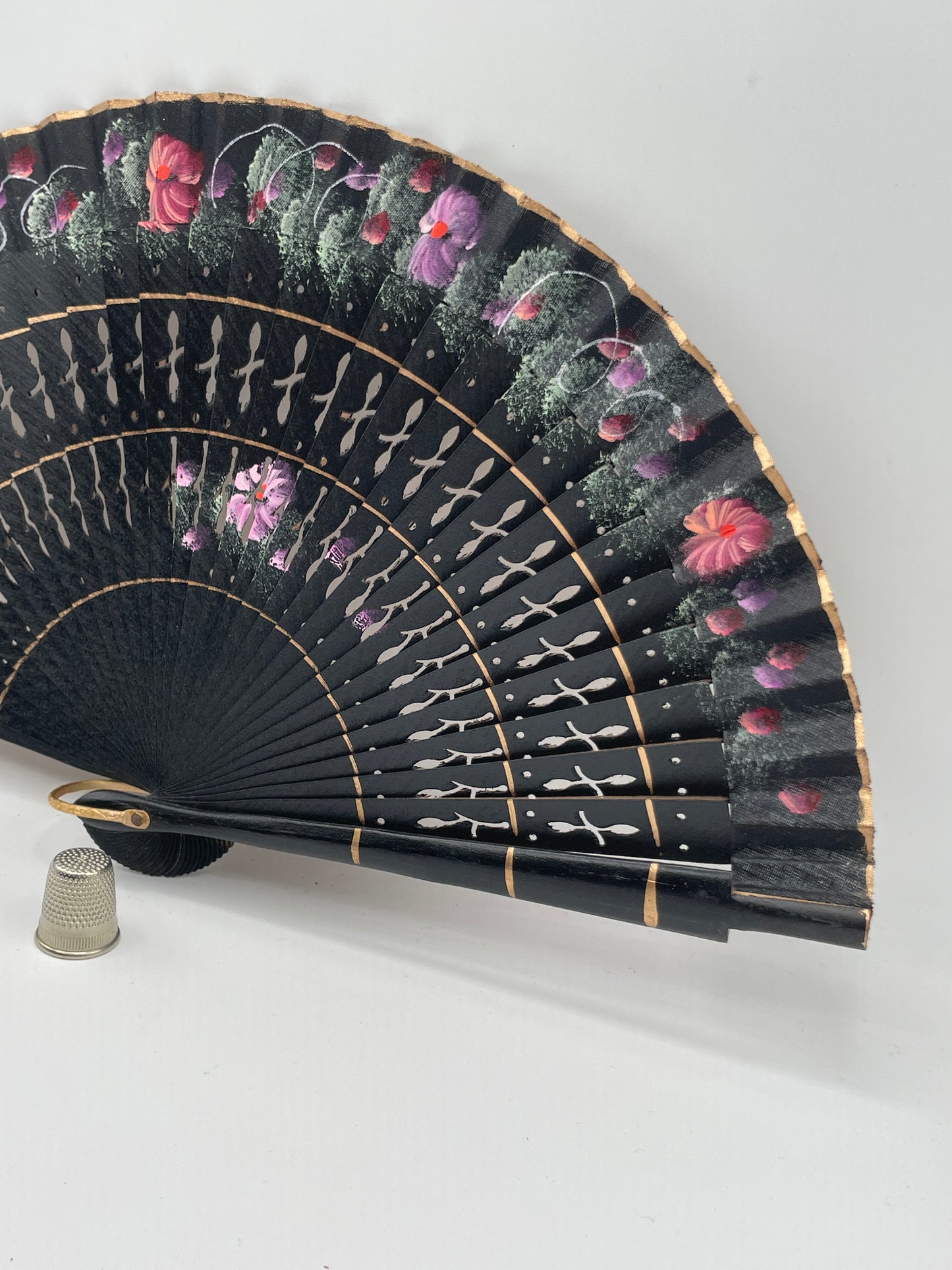 Abanico de madera calado pintado a mano color negro, tamaño para bolso