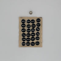 Cartón 24 botones vintage de pasta color negro y plata modelo azafata