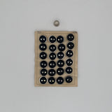 Cartón 24 botones vintage de pasta color negro y plata modelo azafata