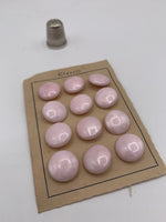 Cartoncillo de 12 botones vintage de pasta color rosa, años 50