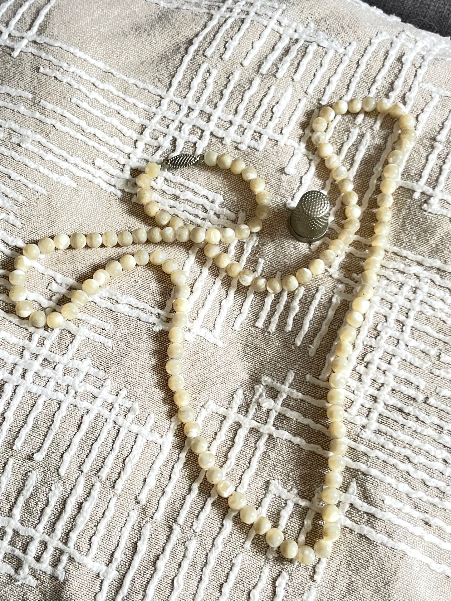 Collar antiguo años 40 cuentas de nácar y cierre en forma de hoja