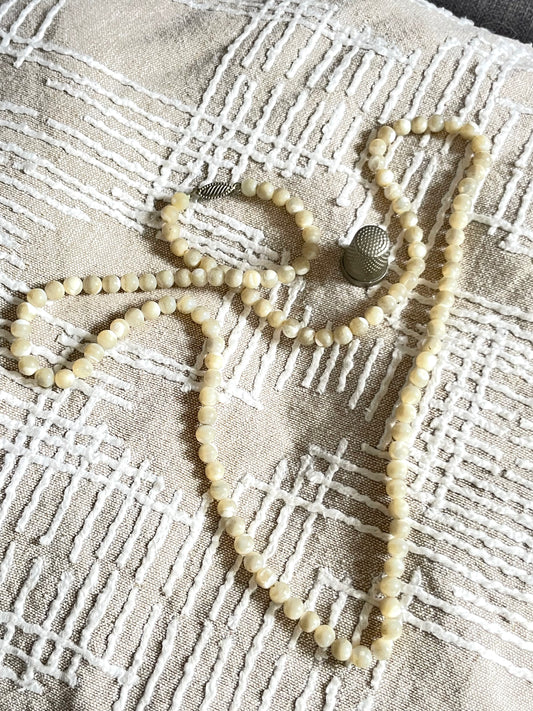 Collar antiguo años 40 cuentas de nácar y cierre en forma de hoja