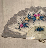 Pericón de pasta color nácar y encaje gris pintado a mano con motivos florales