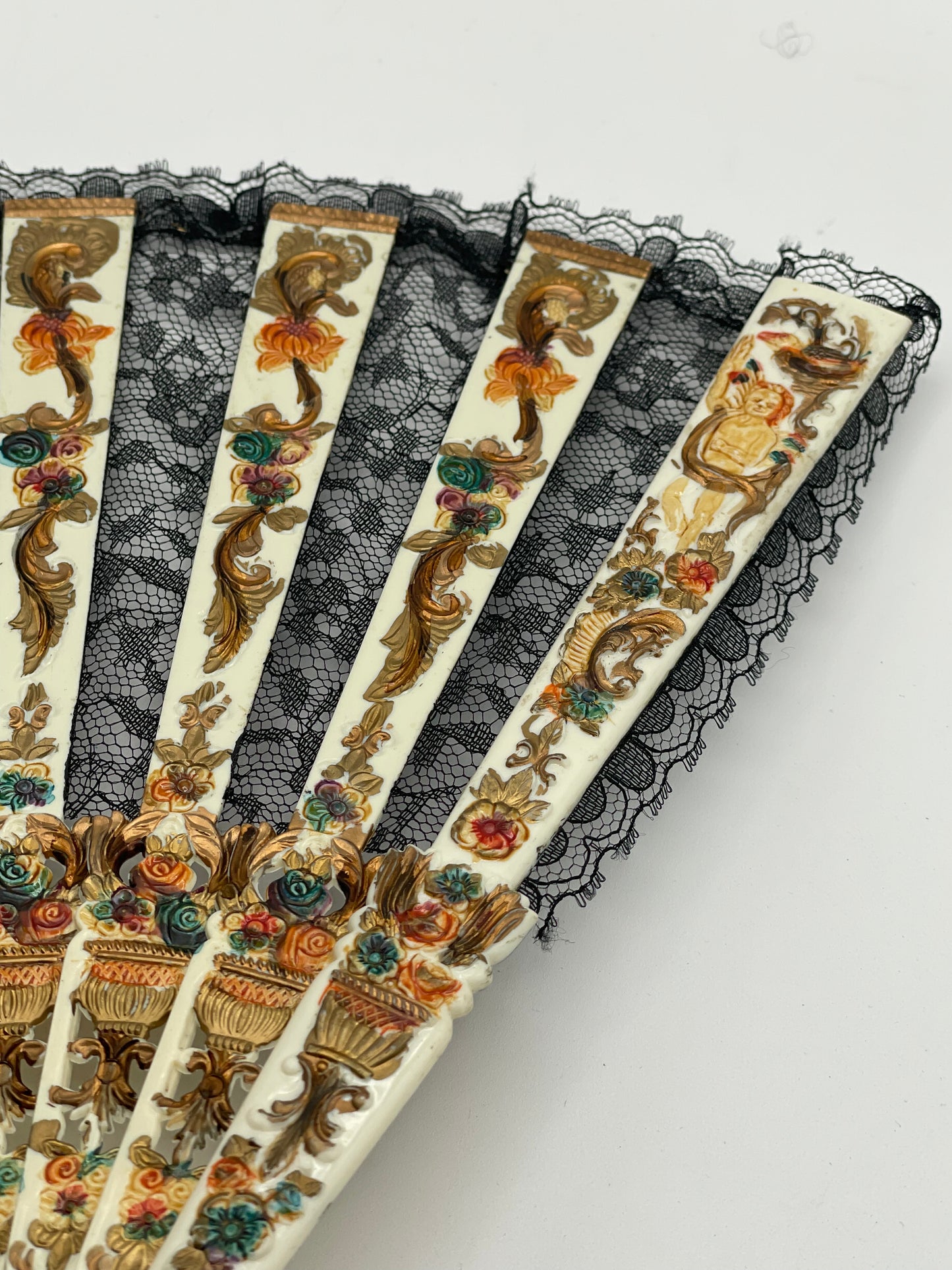 Abanico antiguo de pasta con adornos en dorado y encaje negro