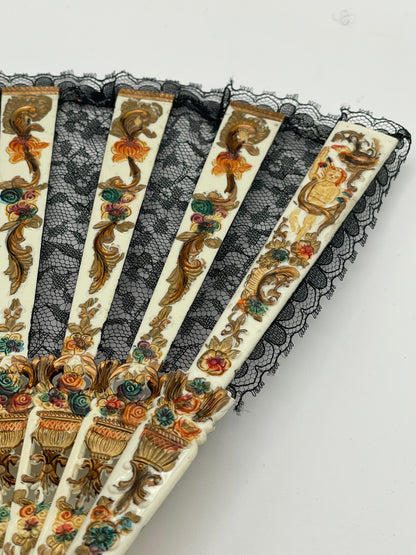 Abanico antiguo de pasta con adornos en dorado y encaje negro