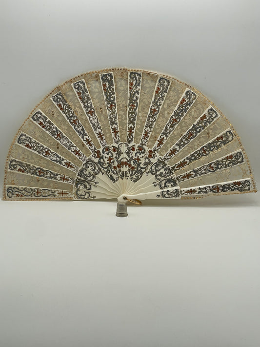Abanico antiguo de pasta blanco con adornos en dorado y encaje beige y dorado