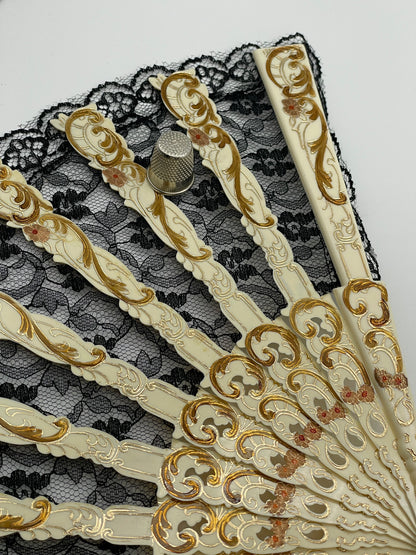Abanico antiguo de pasta color hueso con adornos en dorado y encaje negro