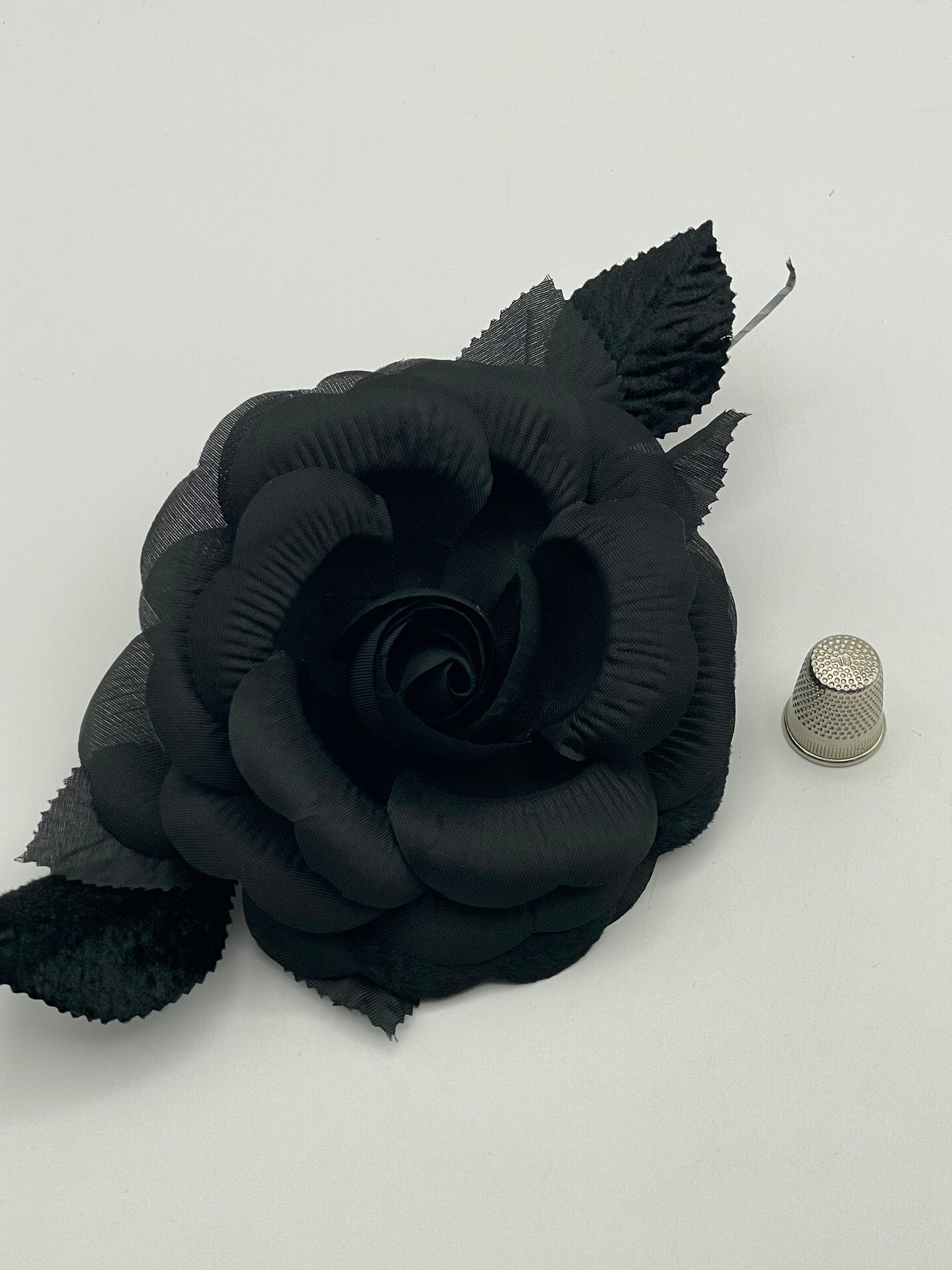 Camelia de tela color negro