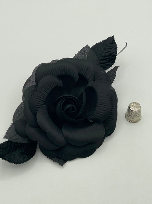 Camelia de tela color negro