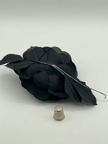 Camelia de tela color negro