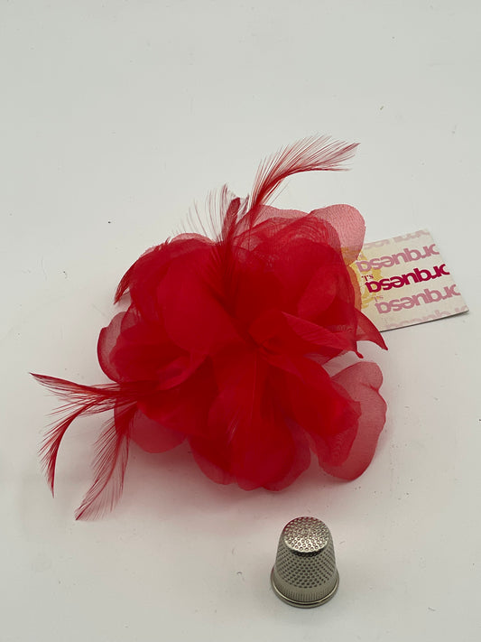 Flor de tela y plumas color rojo Zorquesa