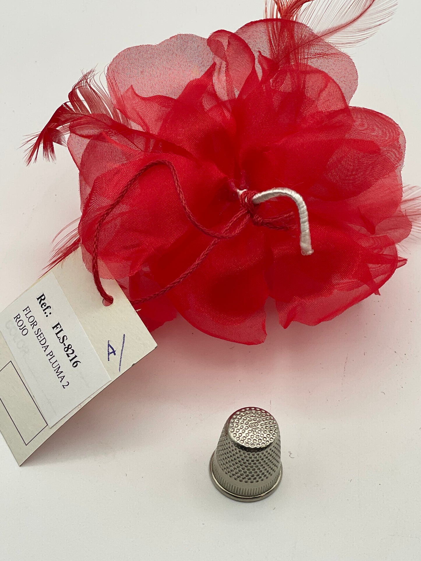 Flor de tela y plumas color rojo Zorquesa
