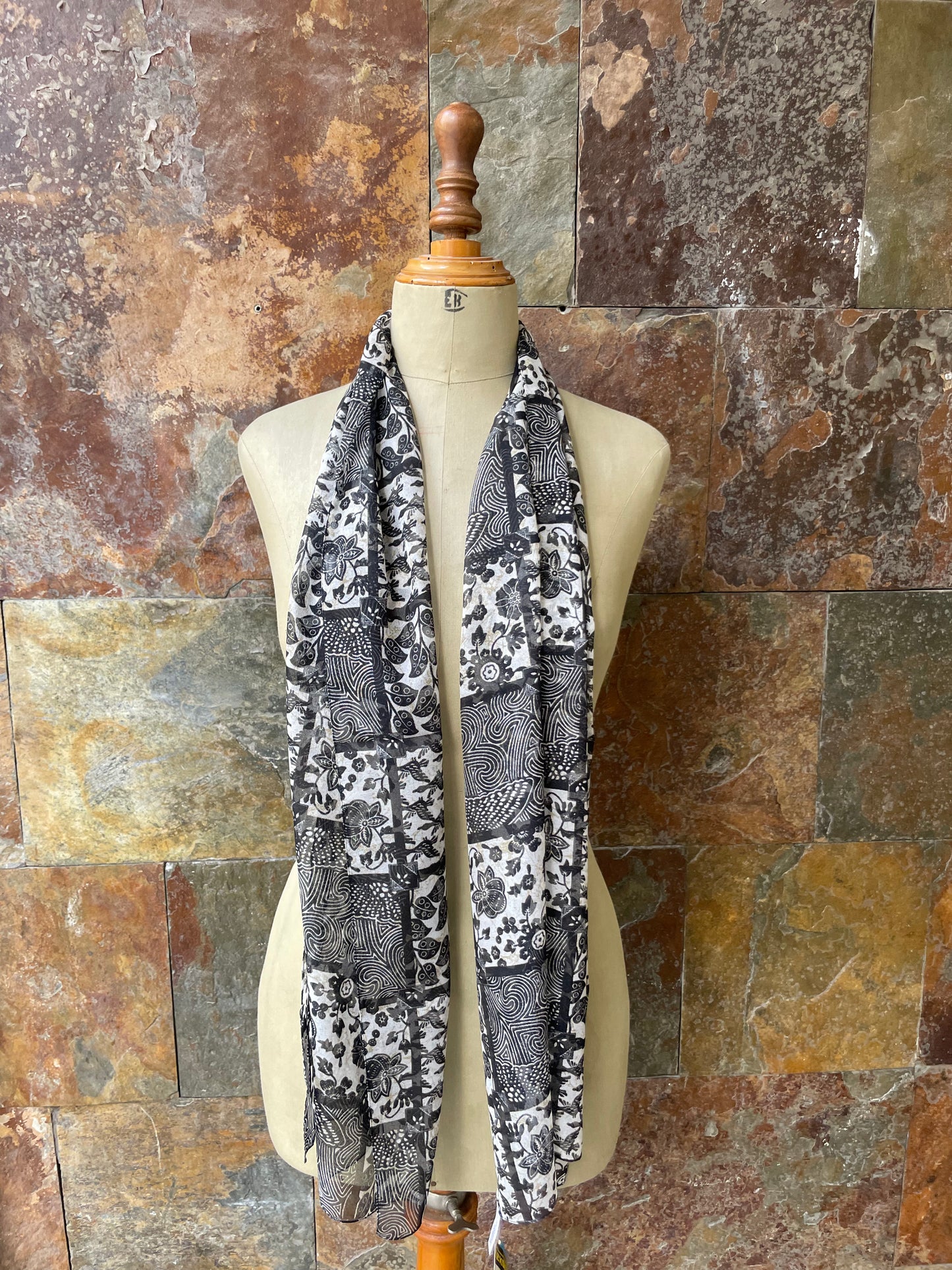 Foulard en tonos blanco y negro con motivos florales y geométricos