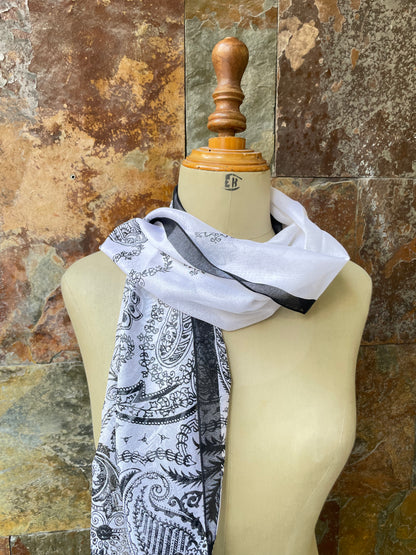 Foulard italiano en tonos blanco y negro con estampado animal