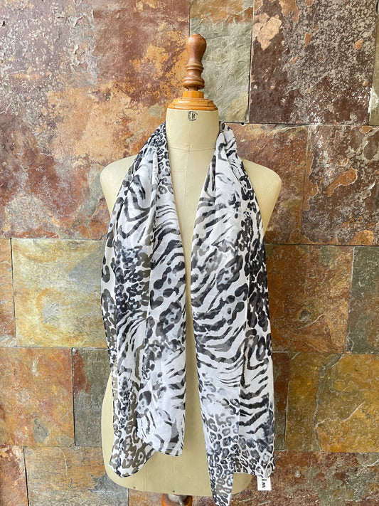 Foulard italiano en tonos blanco y negro con estampado animal. Marca MIM.