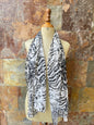 Foulard italiano en tonos blanco y negro con estampado animal. Marca MIM.