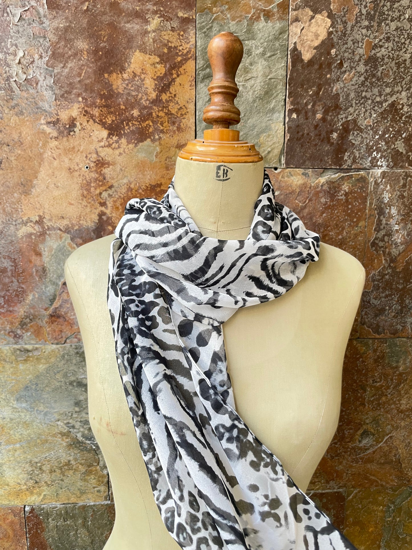Foulard italiano en tonos blanco y negro con estampado animal. Marca MIM.