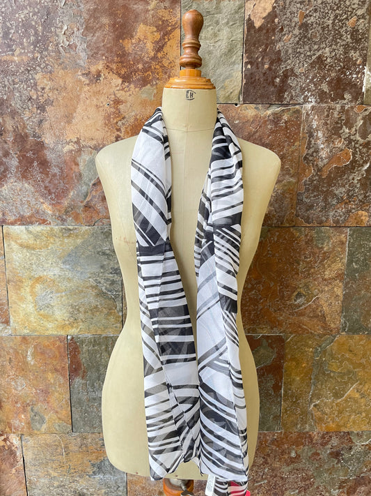 Foulard italiano en tonos blanco y negro con estampado animal