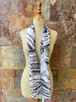 Foulard italiano en tonos blanco y negro con estampado animal