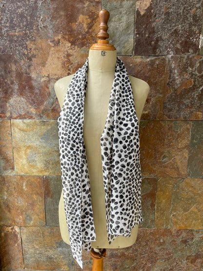 Foulard italiano en tonos blanco y negro con estampado animal