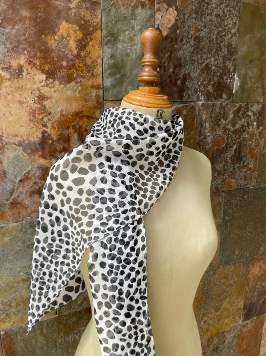 Foulard italiano en tonos blanco y negro con estampado animal