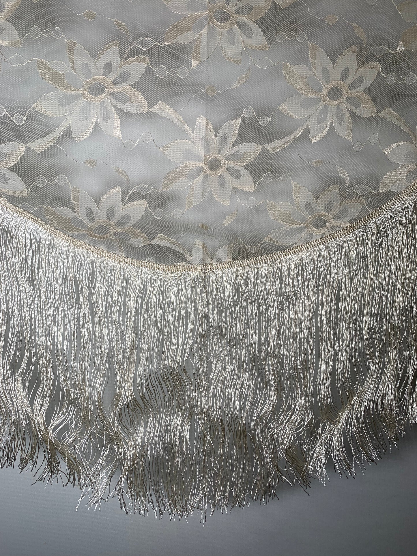 Mantón de encaje con fleco color beige SPANISH MANTILLA