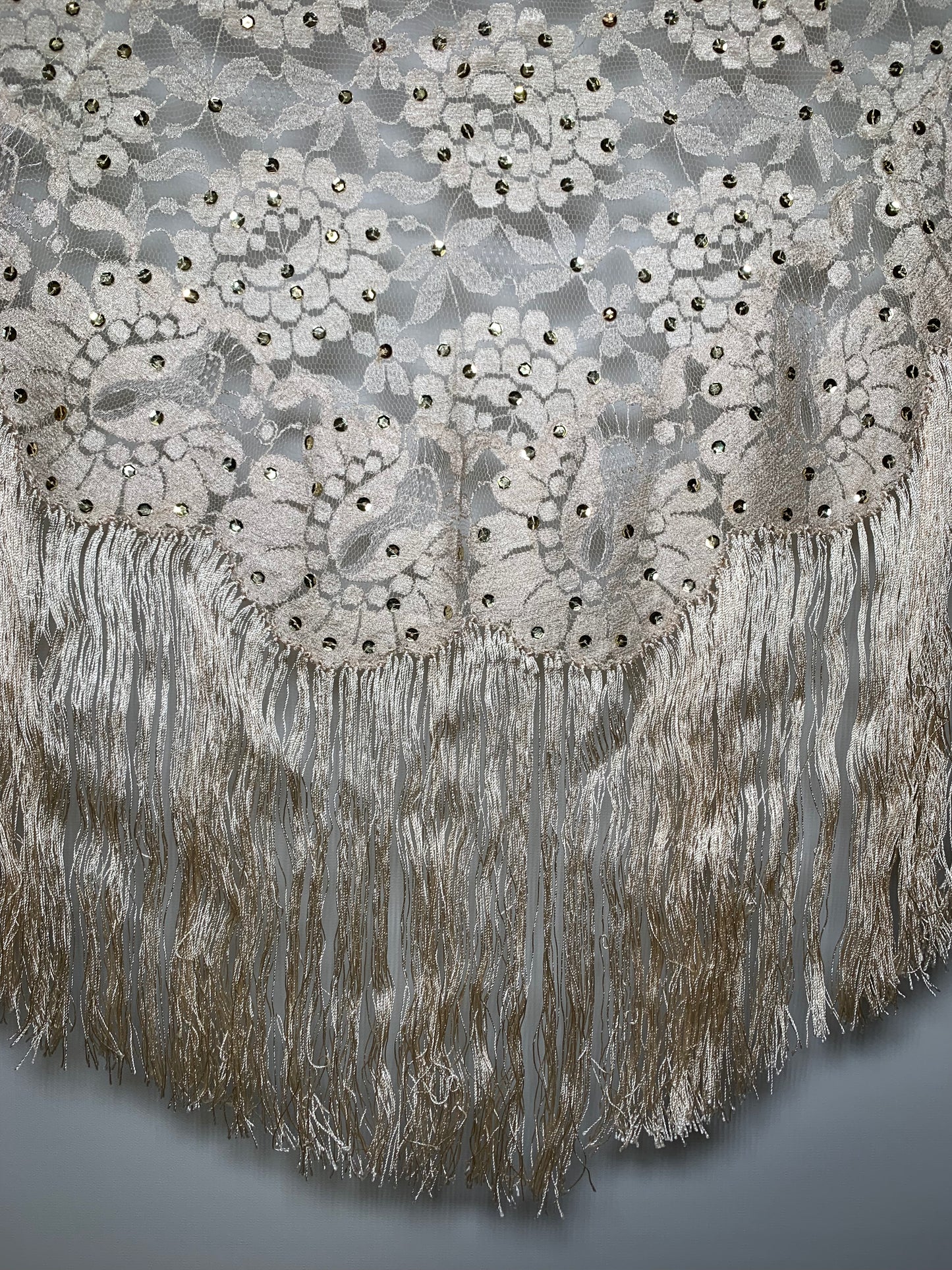 Mantón de encaje con fleco y lentejuelas color beige SPANISH MANTILLA