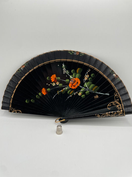 Abanico madera pintado a mano color negro con flor naranja