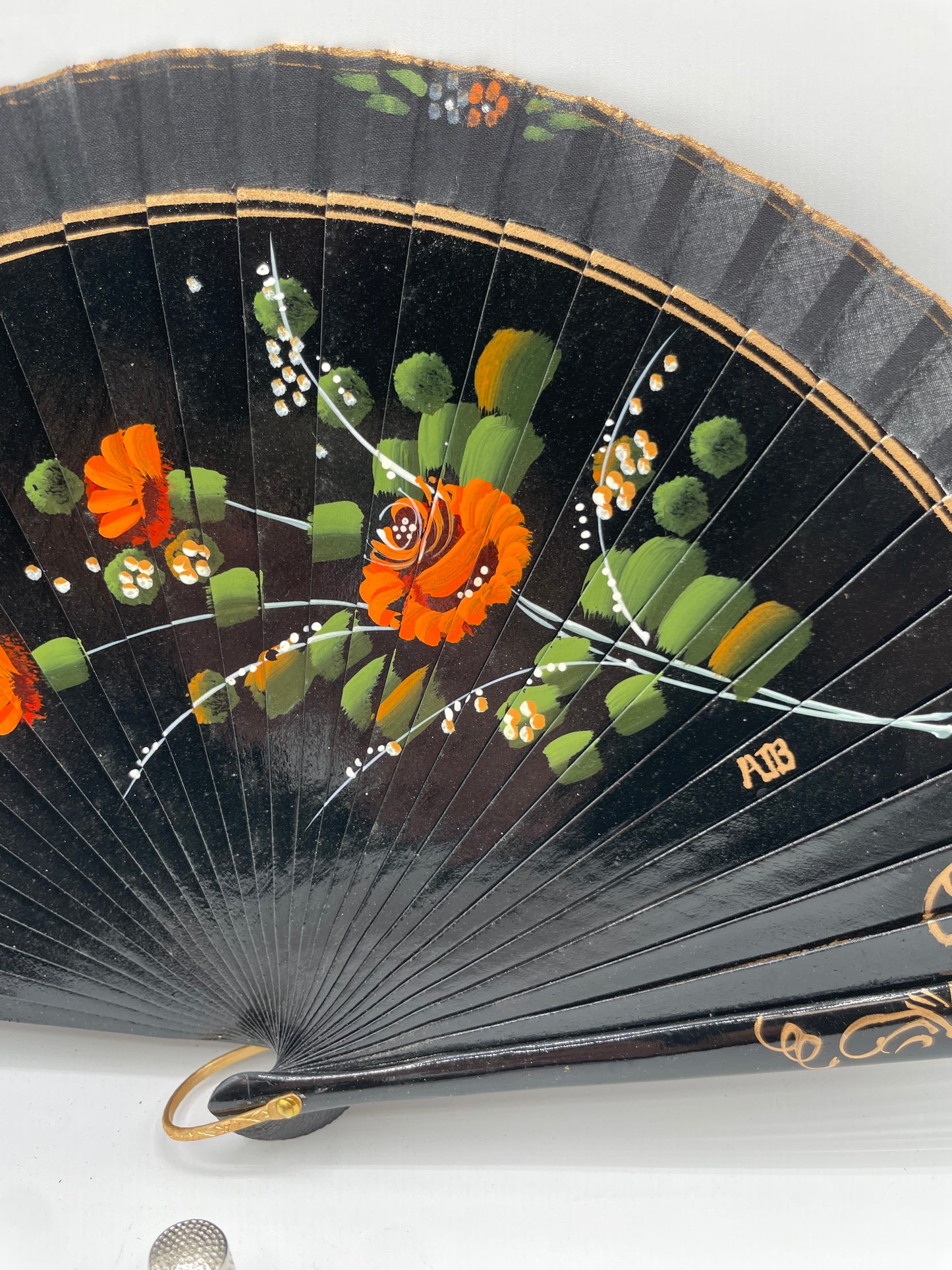 Abanico madera pintado a mano color negro con flor naranja