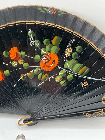 Abanico madera pintado a mano color negro con flor naranja