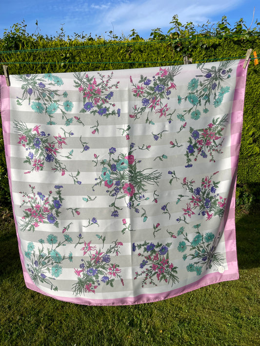 Pañoleta italiana vintage años 70 color blanco y malva, estampada con flores.