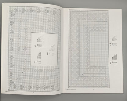 Revista "125 Cross Stitch Borders" Designs by Gloria & Pat (Idioma Inglés)