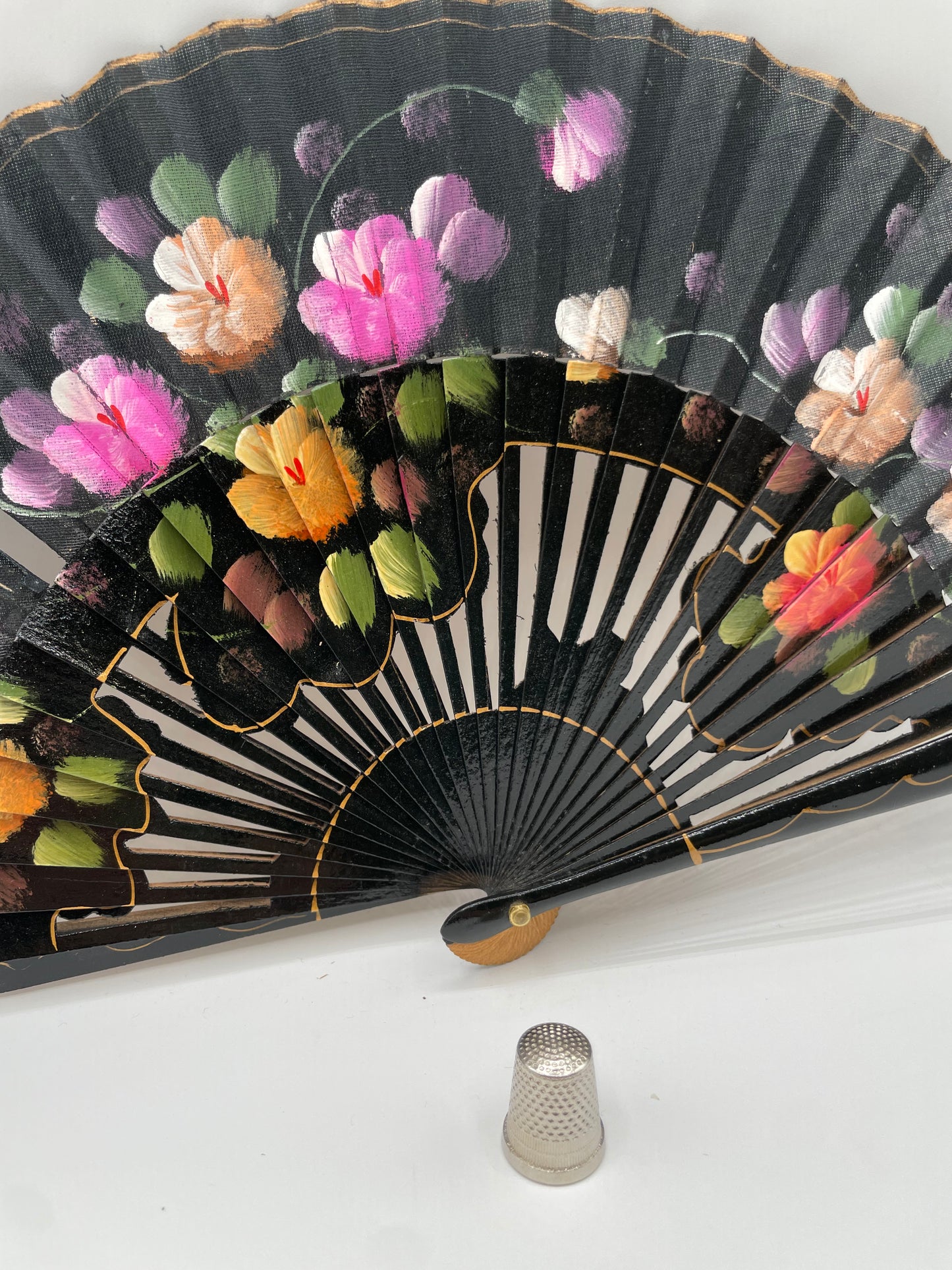 Abanico para bolso de madera, calado pintado a mano color negro con coloridas flores