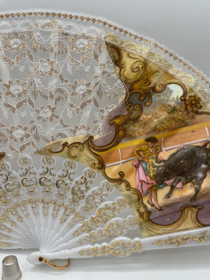 Abanico de pasta color nácar, encaje blanco y dorado con imagen impresa escenas taurinas