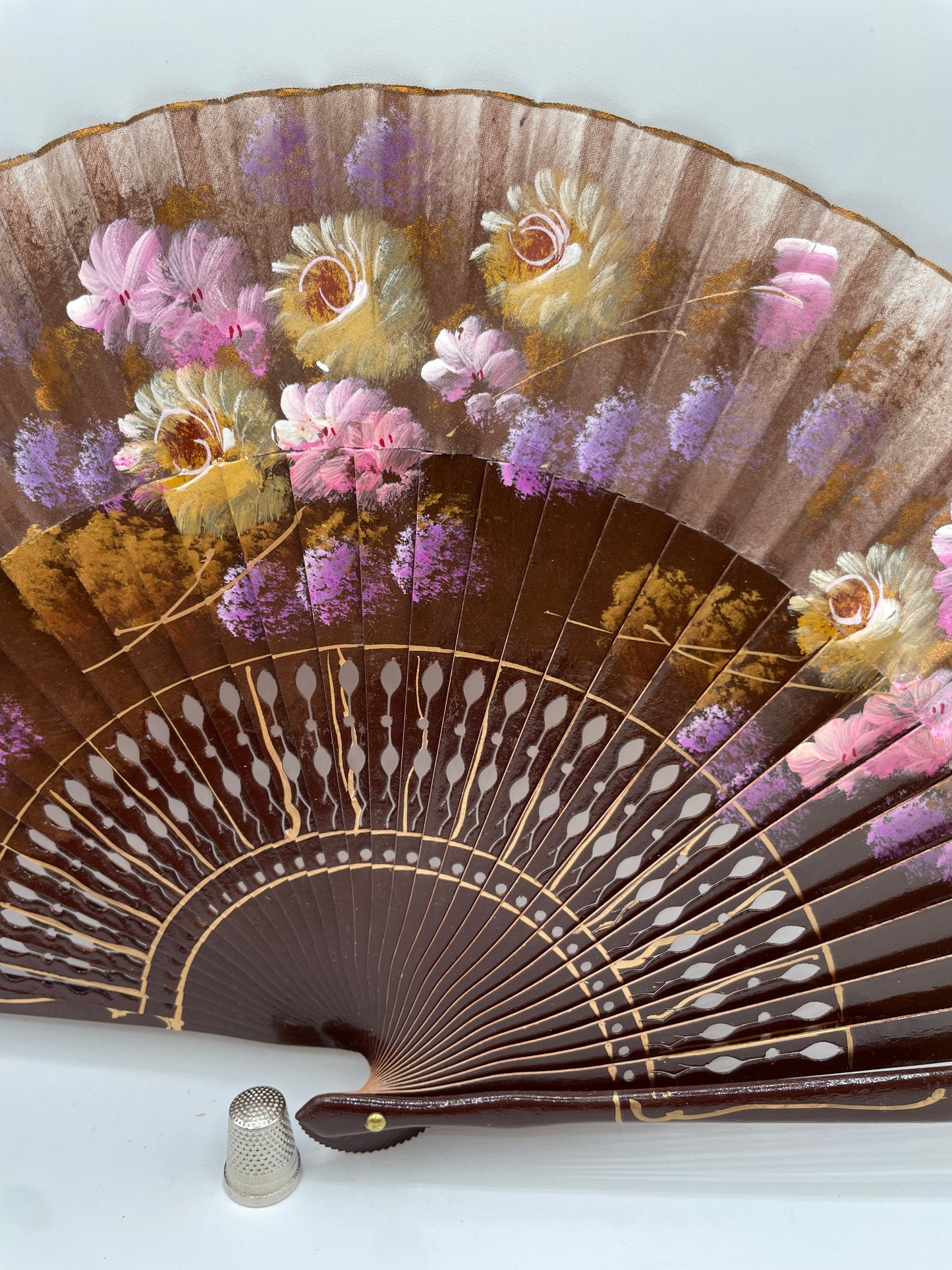 Abanico madera calado pintado a mano color marrón con flores lila y mostaza