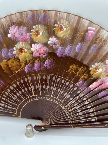 Abanico madera calado pintado a mano color marrón con flores lila y mostaza