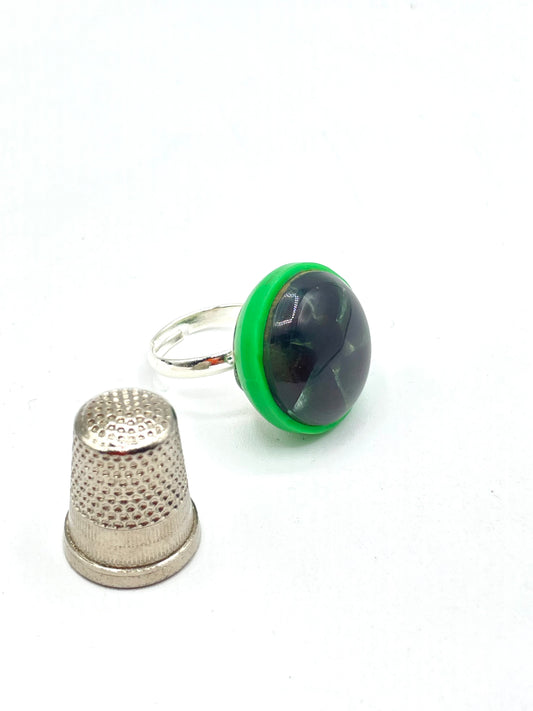 Anillo vintage de pasta color verde y negro