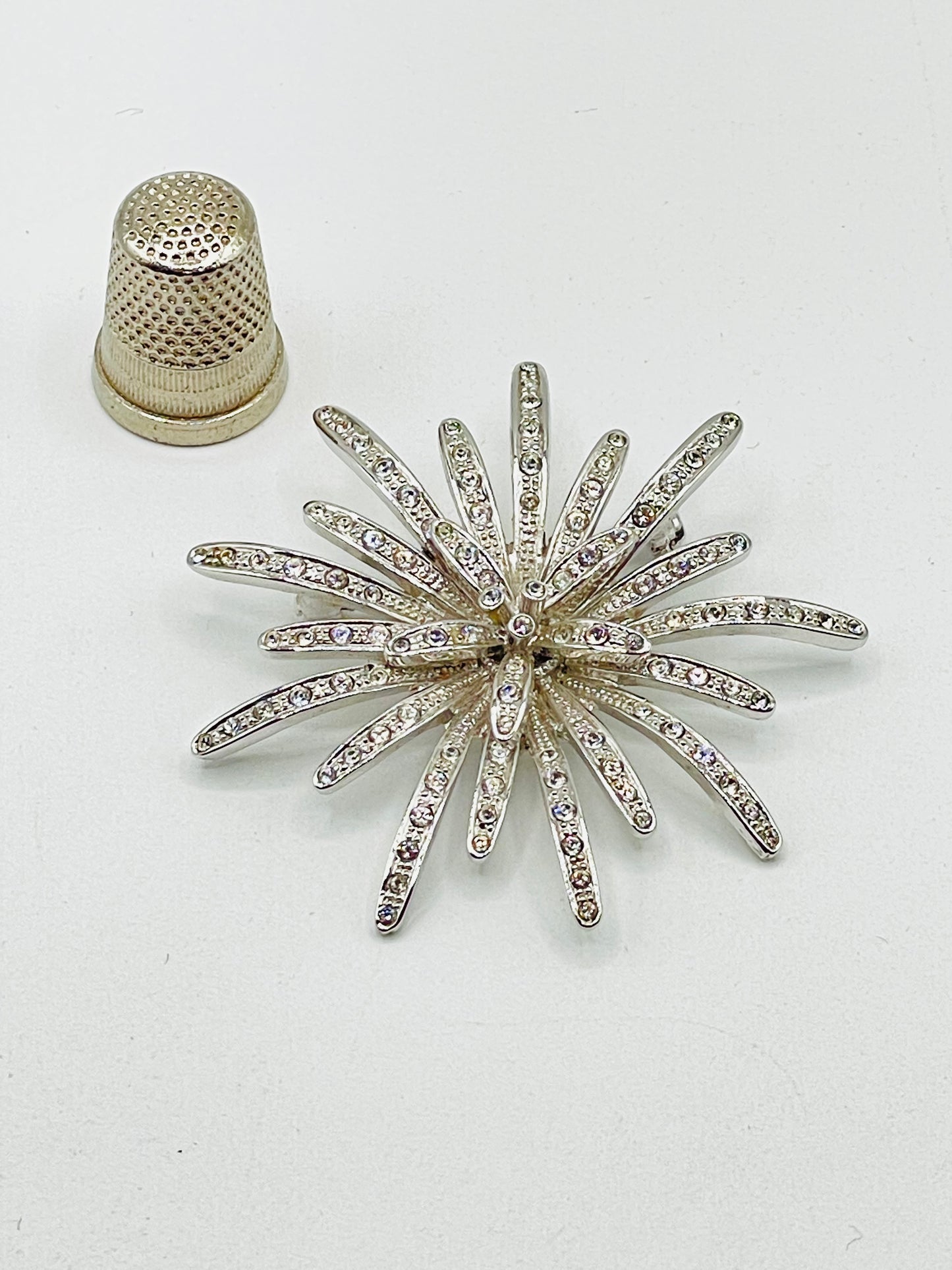 Broche vintage de metal color plata y strass