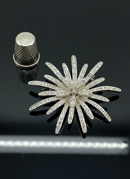 Broche vintage de metal color plata y strass