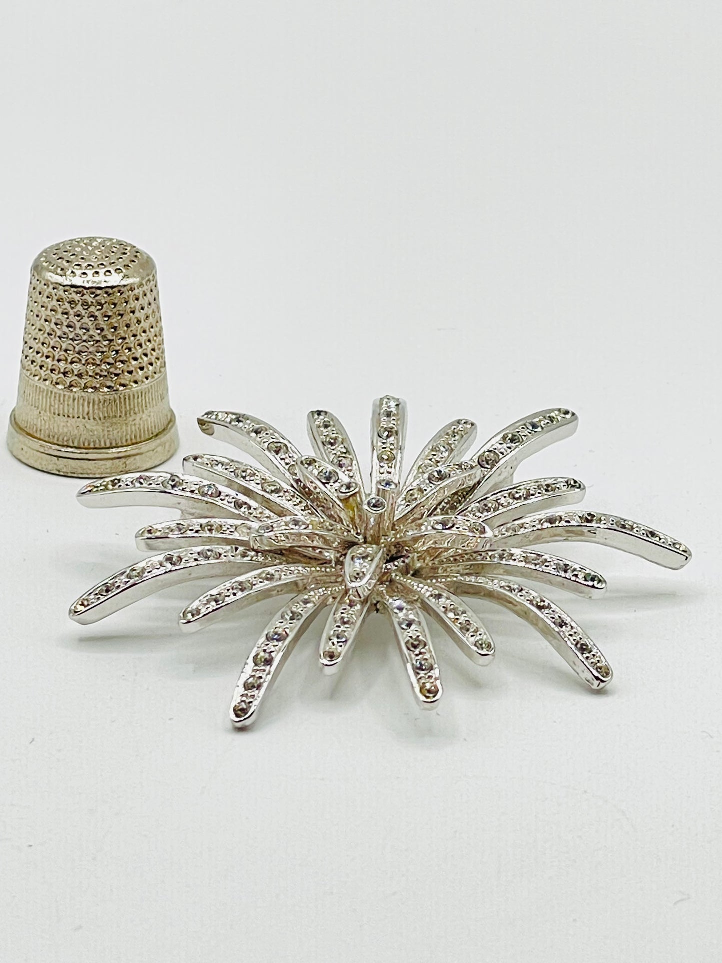 Broche vintage de metal color plata y strass