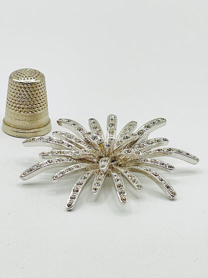 Broche vintage de metal color plata y strass