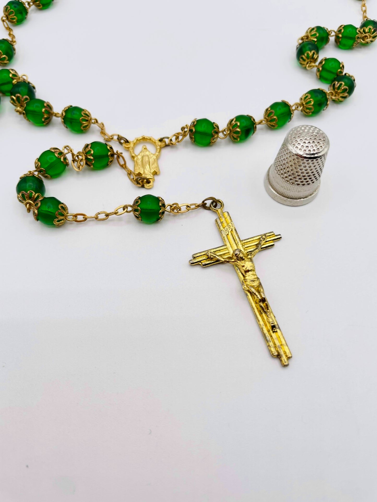 Rosario vintage dorado con cuentas verdes