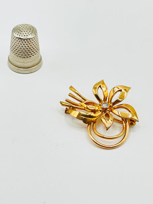 Broche vintage de metal y strass con forma de flor